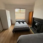 Nice Triple Room At 2 Iveragh Rd-6