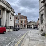 Apt Castle Street