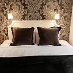 Aaron Court B&B