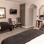 Aaron Court B&B
