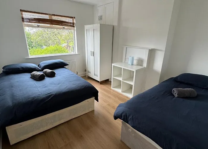 Nice Triple Room At 2 Iveragh Rd-6