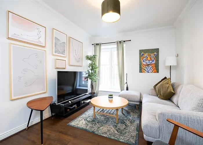 Central Dublin 2Br Apartment With Balcony