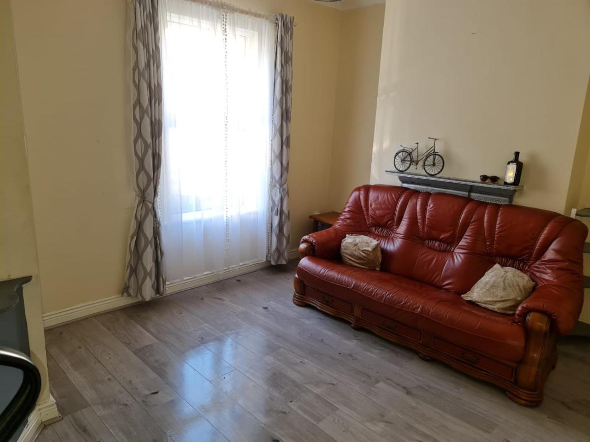 Centre 2 Allen Terrace Phibsborough 7 *