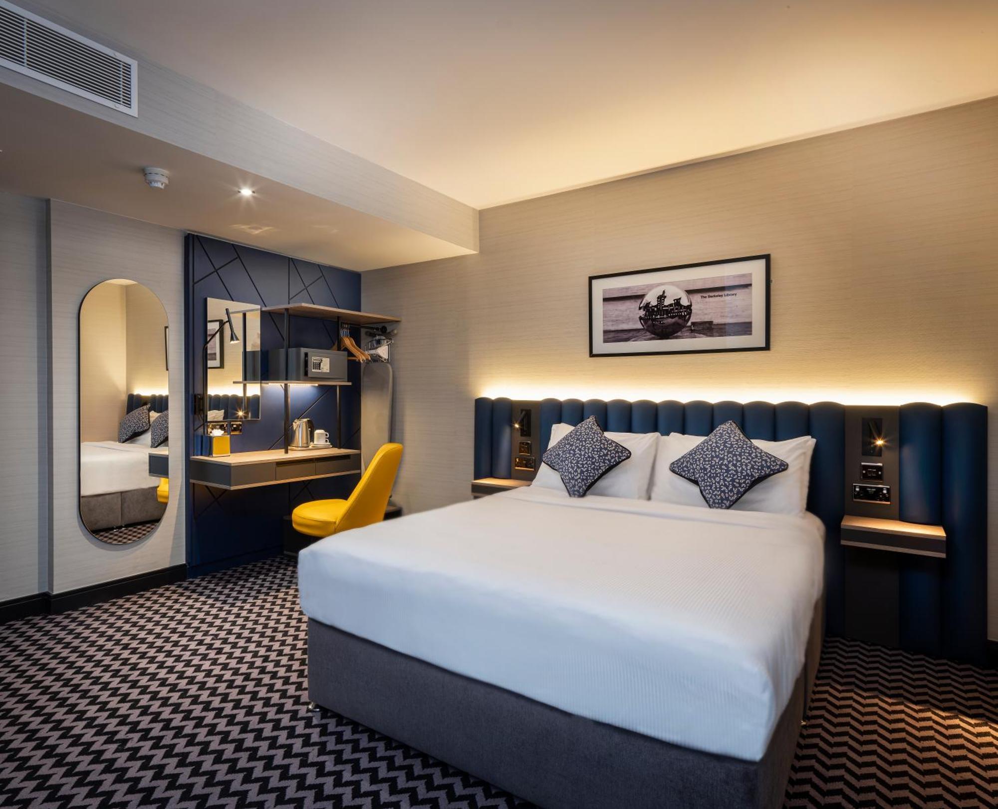 Academy Plaza Hotel 3*