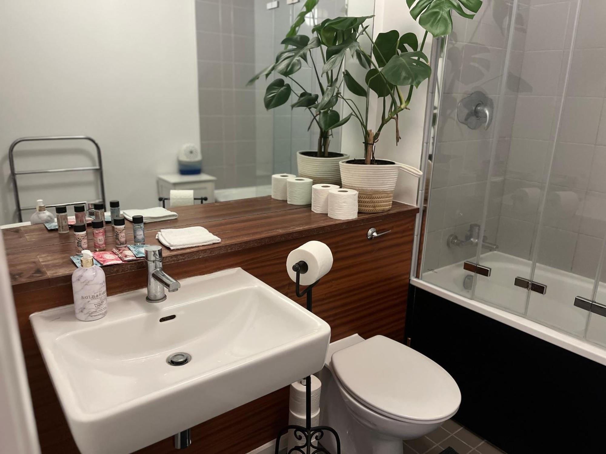 Exclusive King-size Bed Comfort With Serene Garden View Homestay