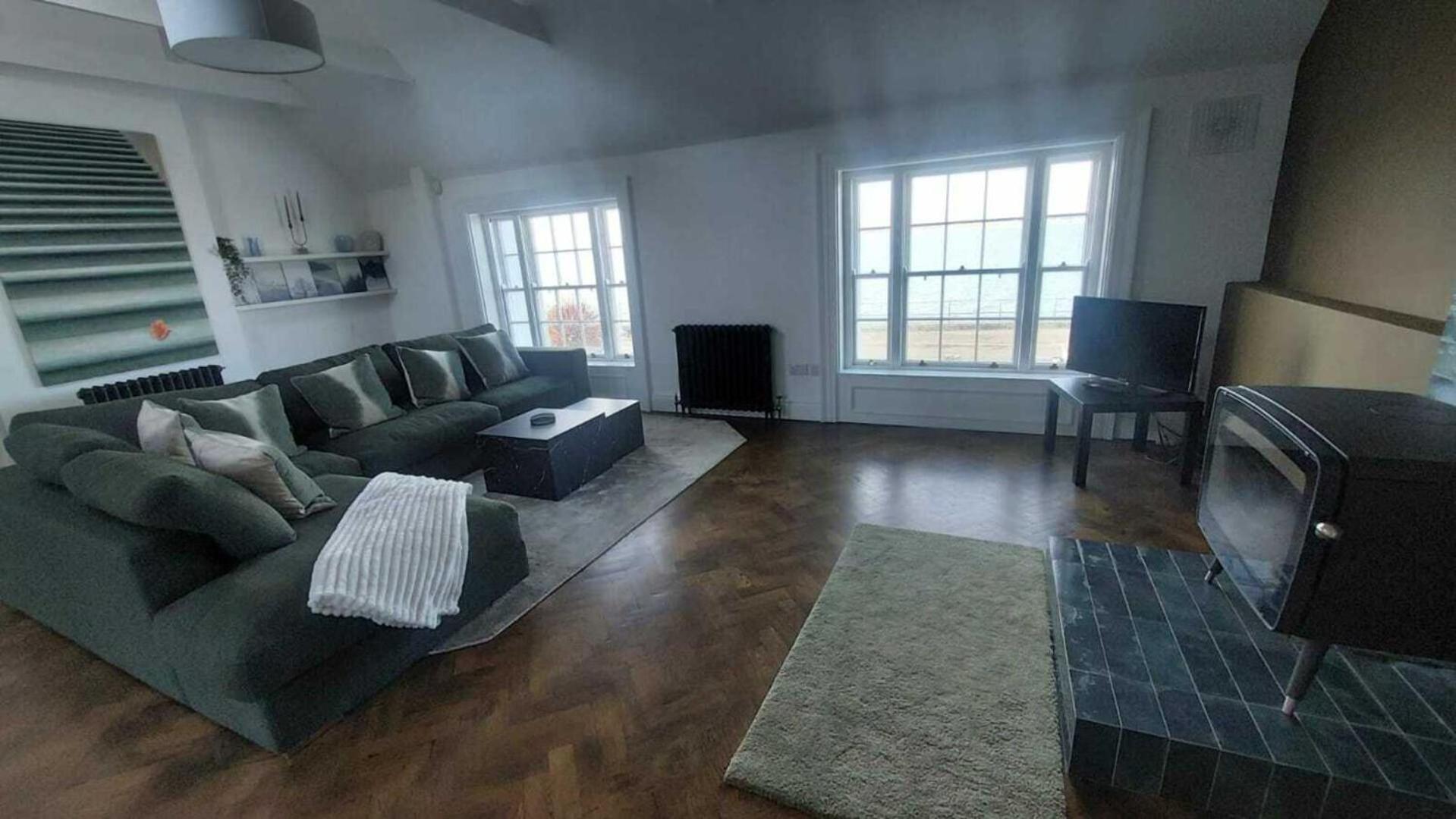 Stunning Unique & Elegantly Refurbed Seafront 2bd Vakantiehuis Dublin