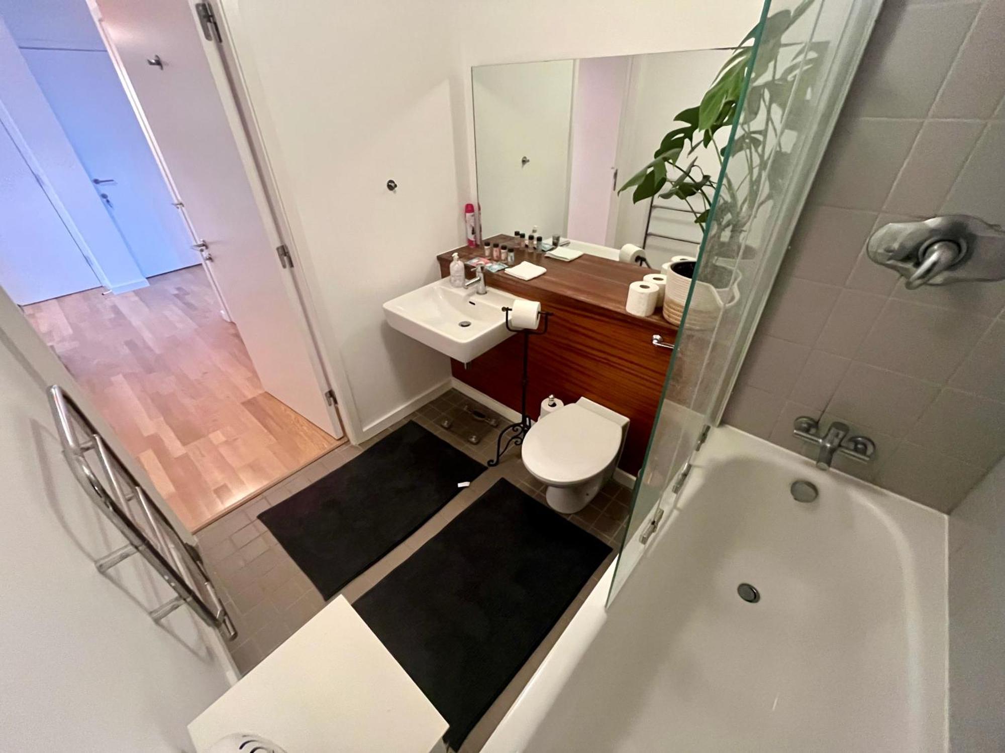 Exclusive King-size Bed Comfort With Serene Garden View Homestay Dublin
