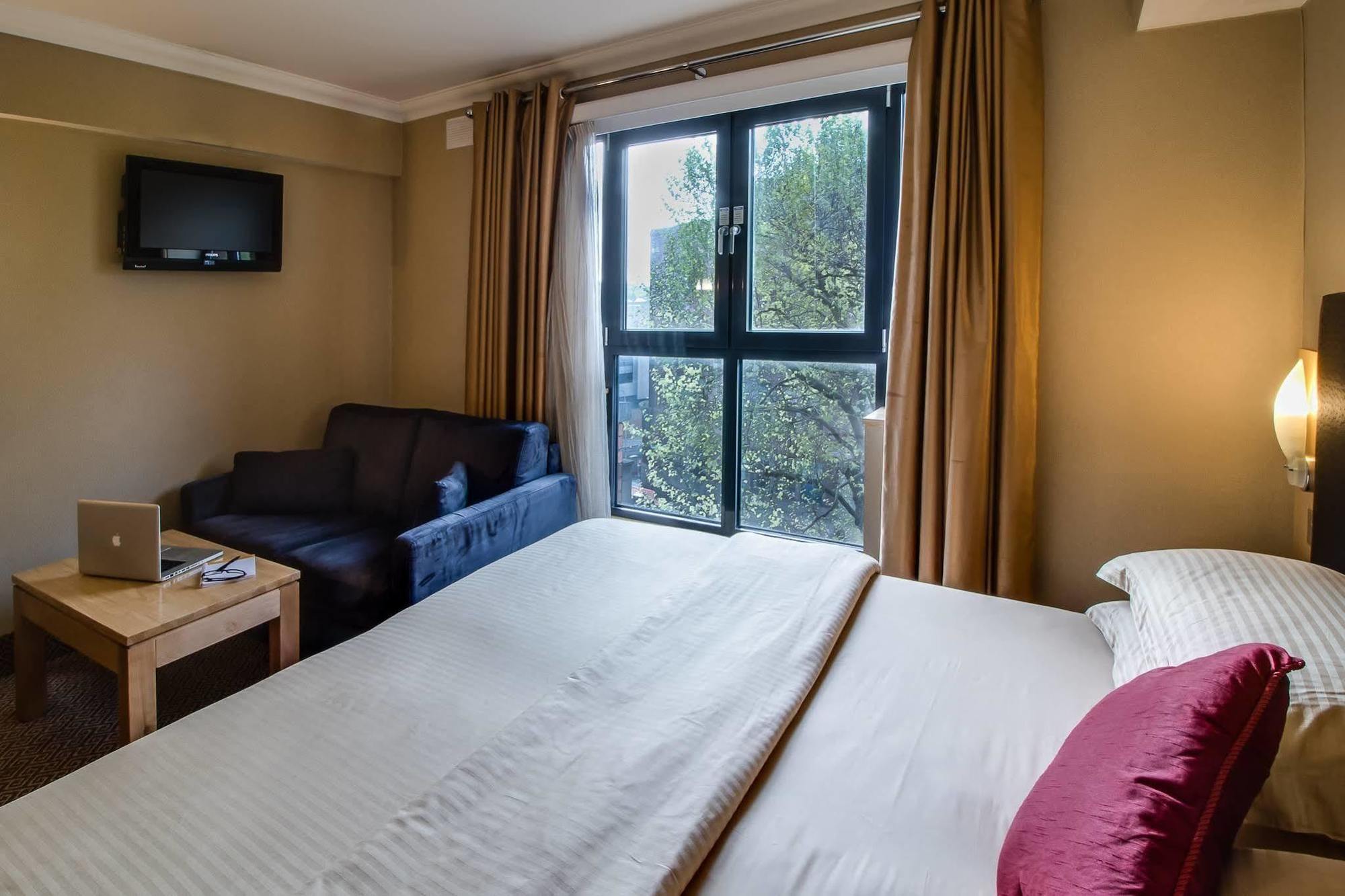 Academy Plaza Hotel 3*