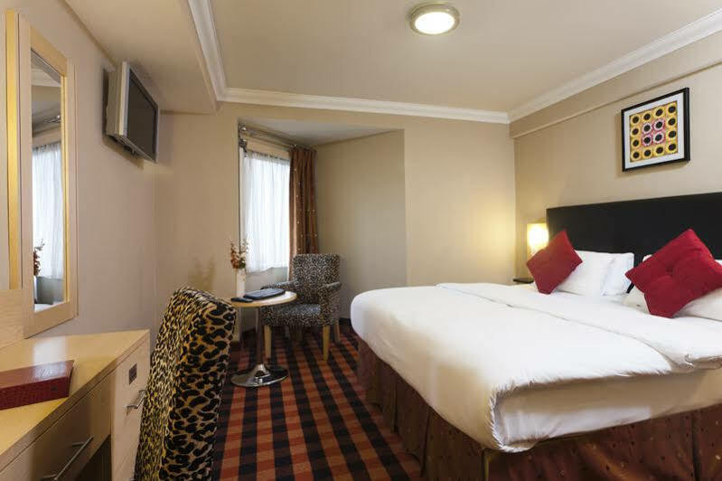 Academy Plaza 3*