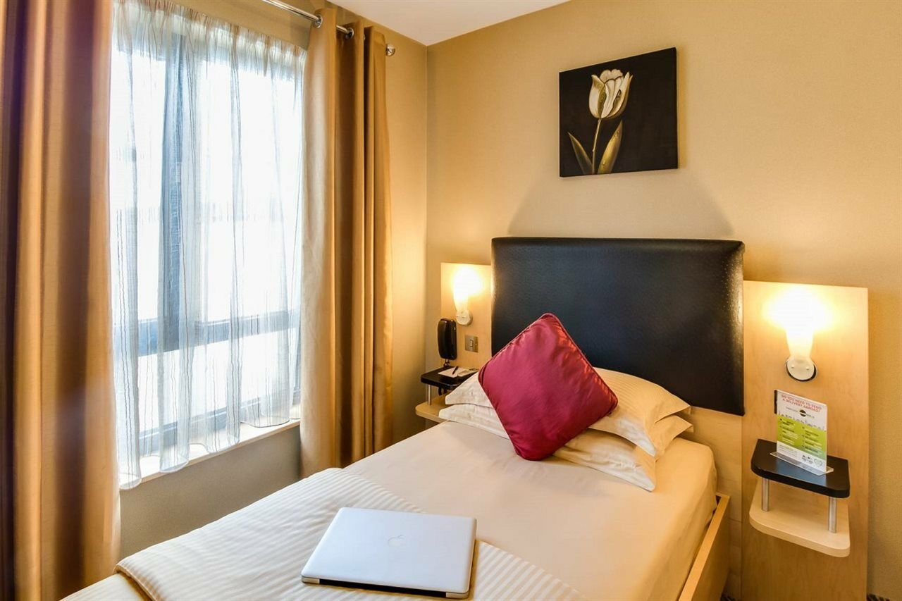 Academy Plaza Hotel 3*