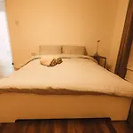 Goldenglow Apartment 15 Min Airport
