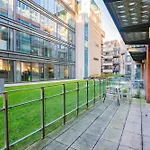 Bright & Modern Dublin City Stay