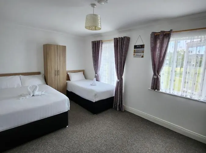 Bright Elegant Room Park View