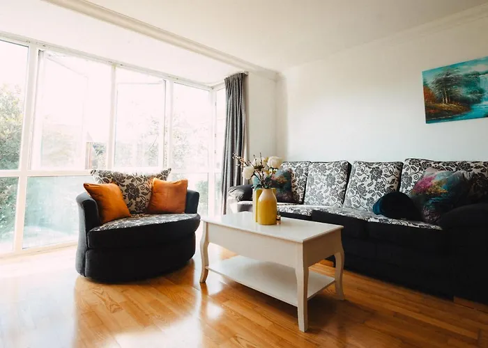 Goldenglow Apartment 15 Min Airport