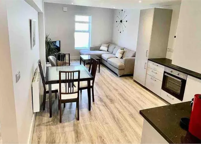 Luxury Large Stylish 2 Bed Apt, Sandymount Village