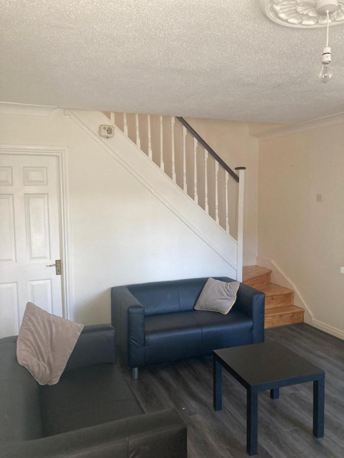 Villa Entire Terraced Two Story Redbrick House With Parking In Secluded Cul De Sac