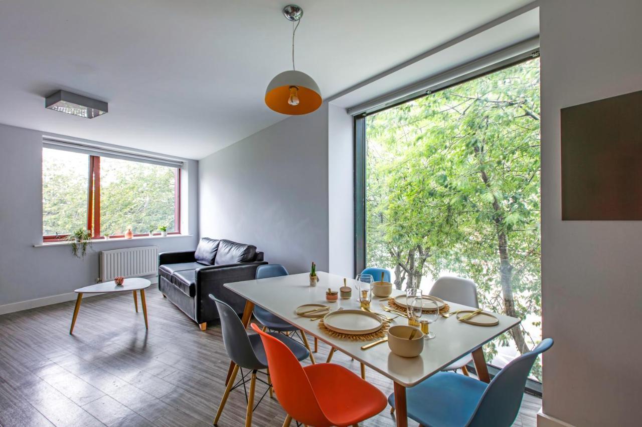Yugo Explore - Broadstone Hall Apartment *