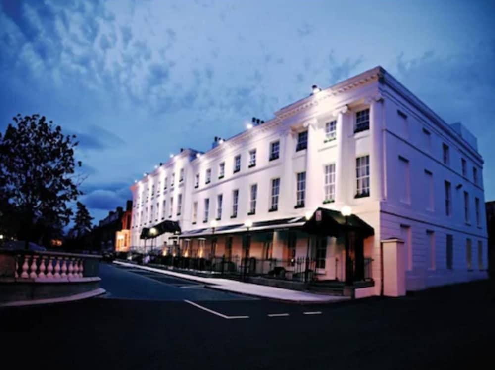 Hampton 4*