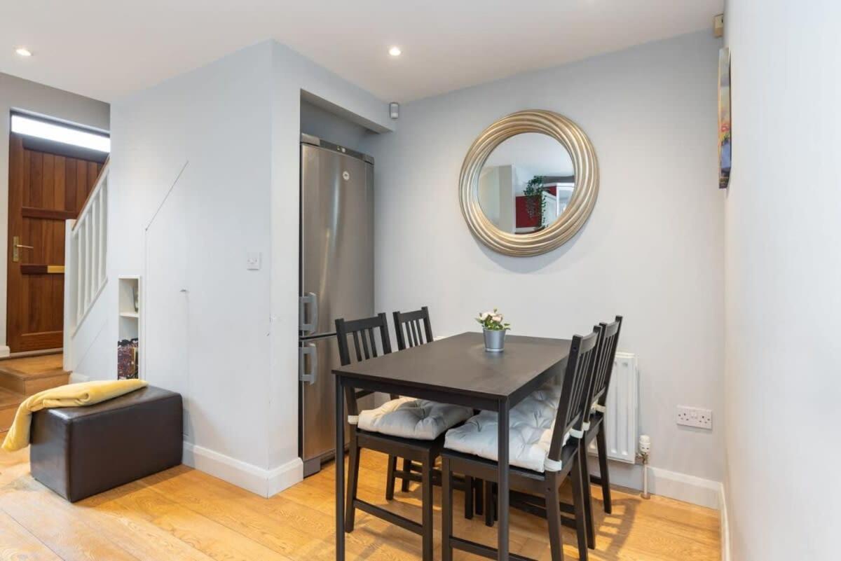 Holiday home Location 2 Bedroom 2 Bathroom Fast Wifi Dublin