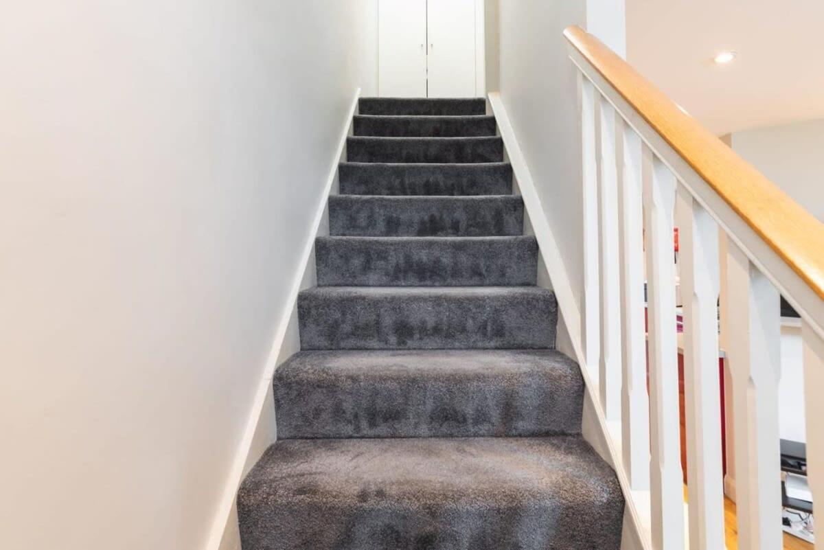 Location 2 Bedroom 2 Bathroom Fast Wifi Holiday home Dublin