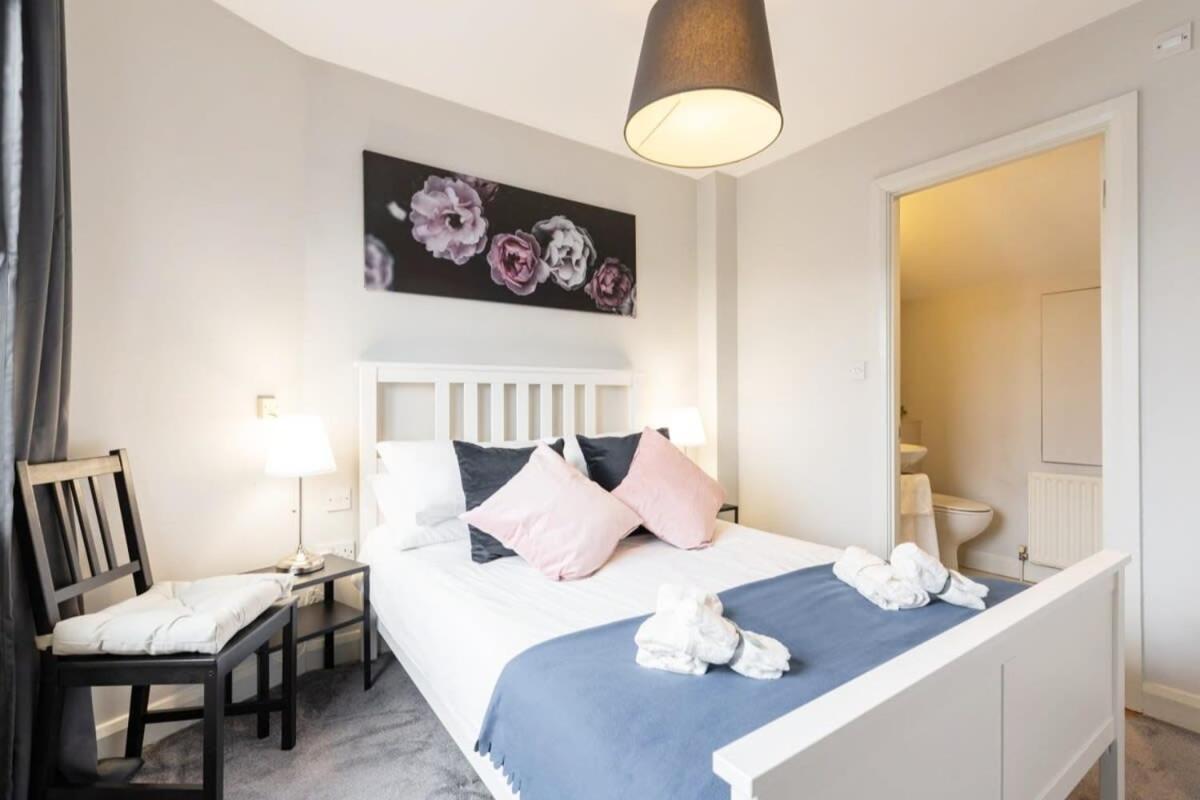 Location 2 Bedroom 2 Bathroom Fast Wifi Holiday home Dublin