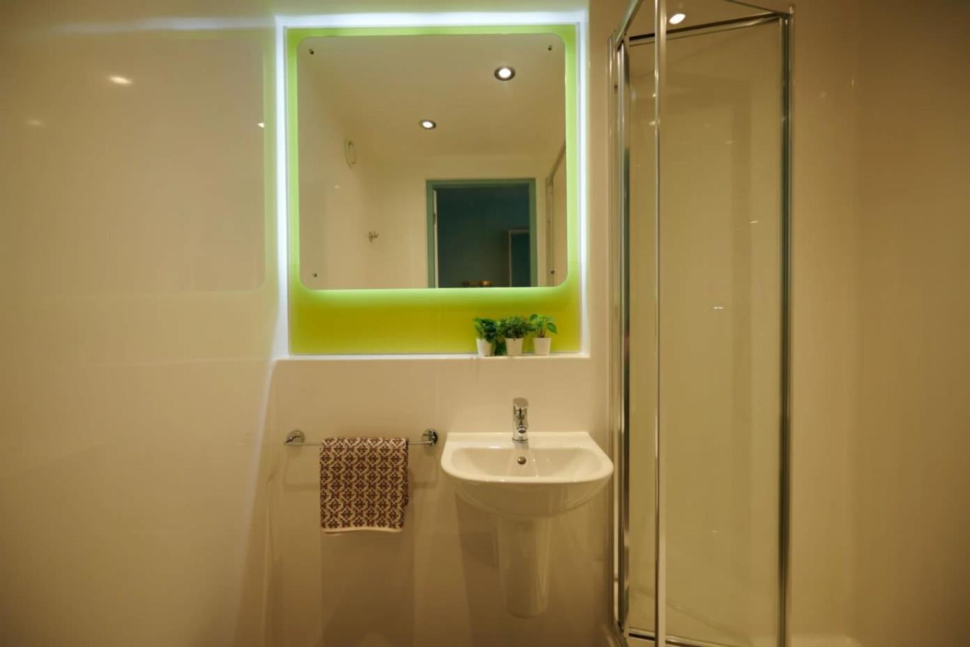 Modern 3 Bedroom And Private Bedrooms At The Loom In