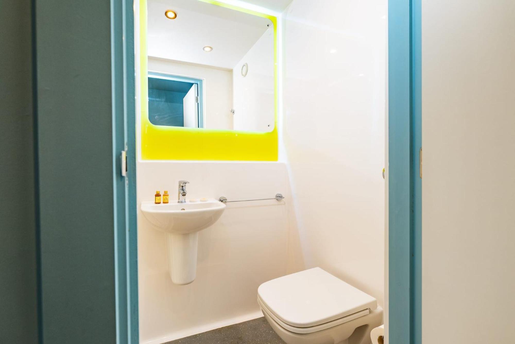 Modern 3 Bedroom And Private Bedrooms At The Loom In Apartment