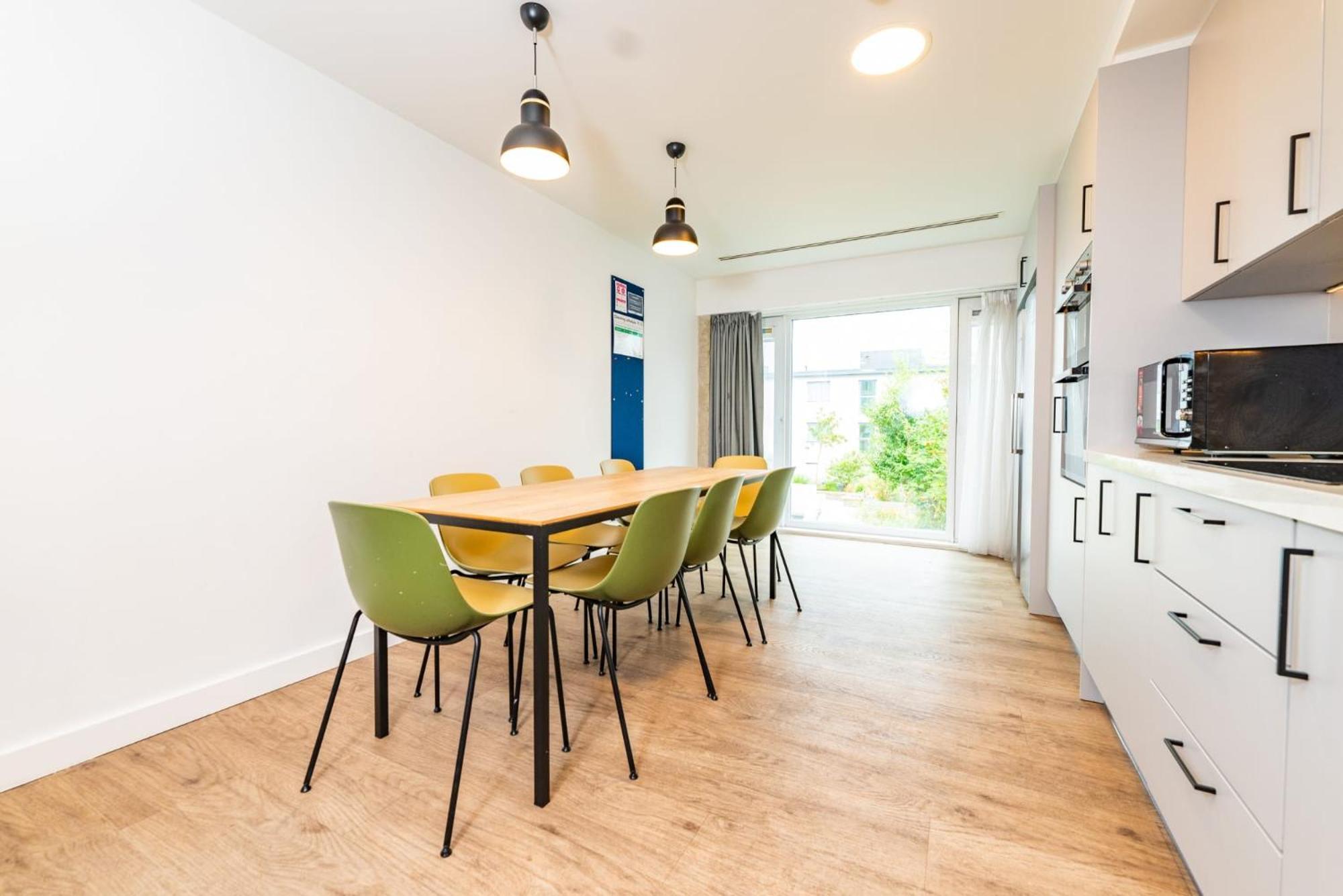 Modern 3 Bedroom And Private Bedrooms At The Loom In Apartment *