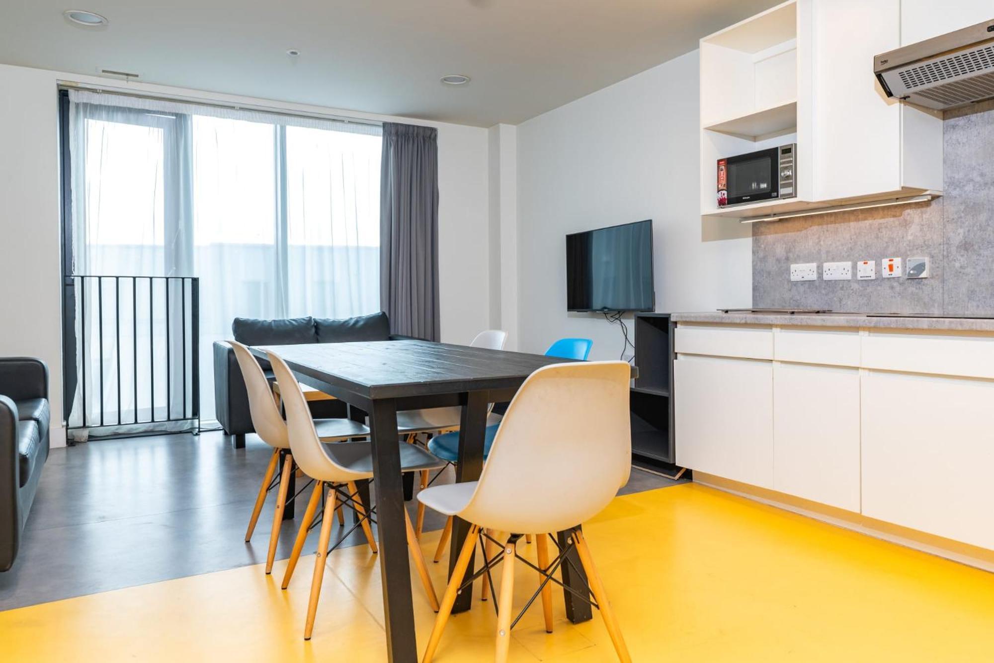 Stylish 3 Bedroom And Private Bedrooms At Dorset Point In Centre