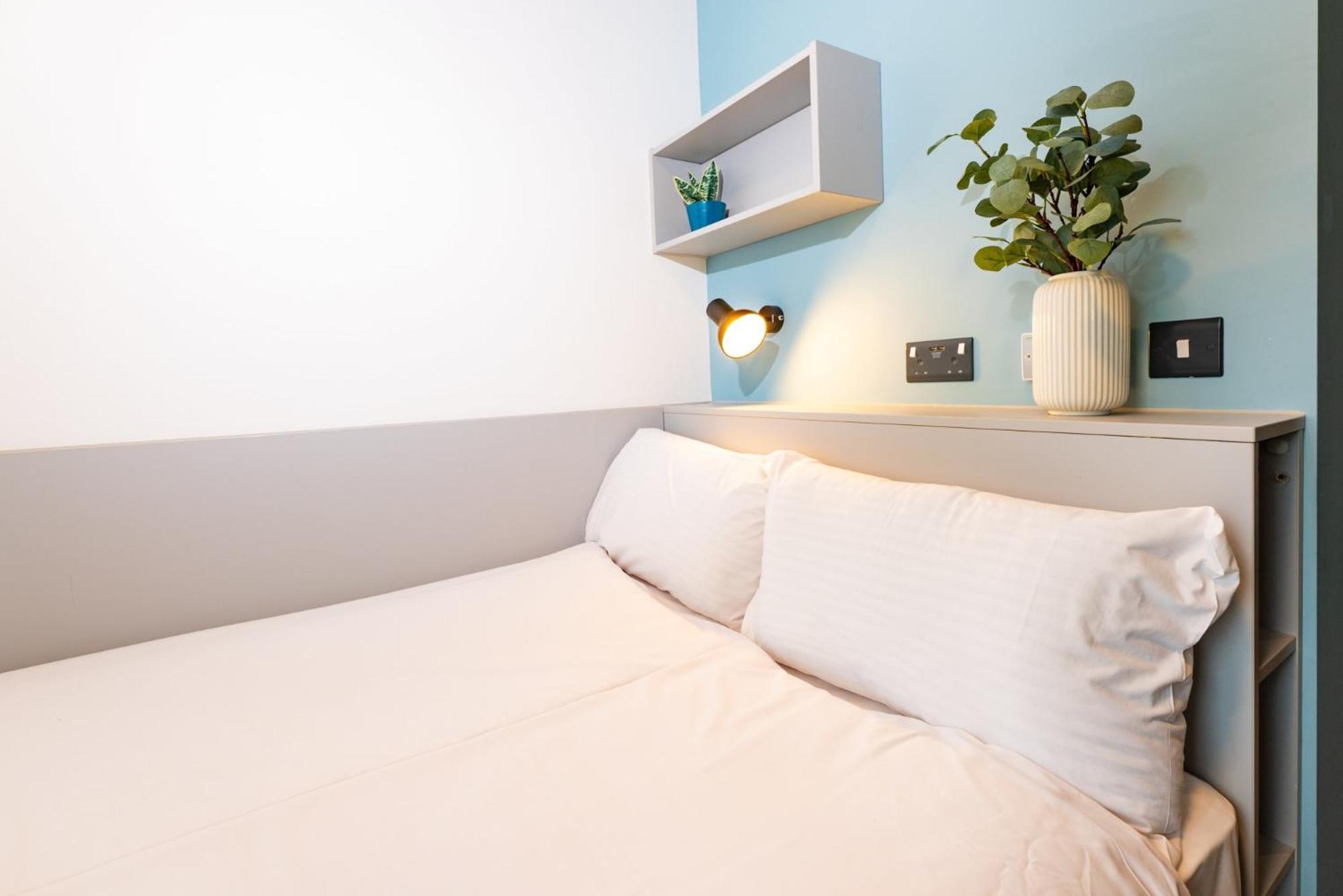 Modern 3 Bedroom And Private Bedrooms At The Loom In Apartment