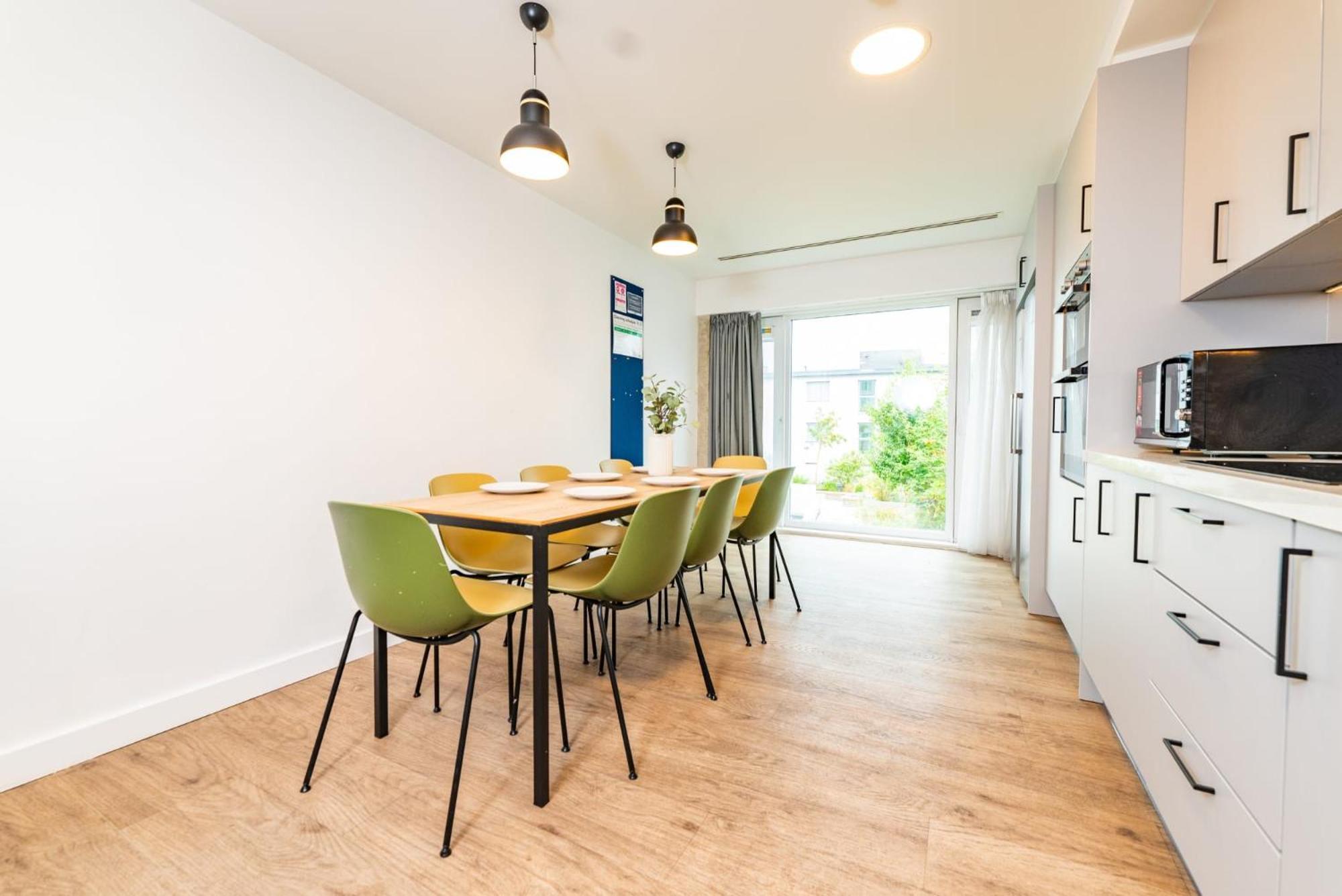 Modern 3 Bedroom And Private Bedrooms At The Loom In Apartment *