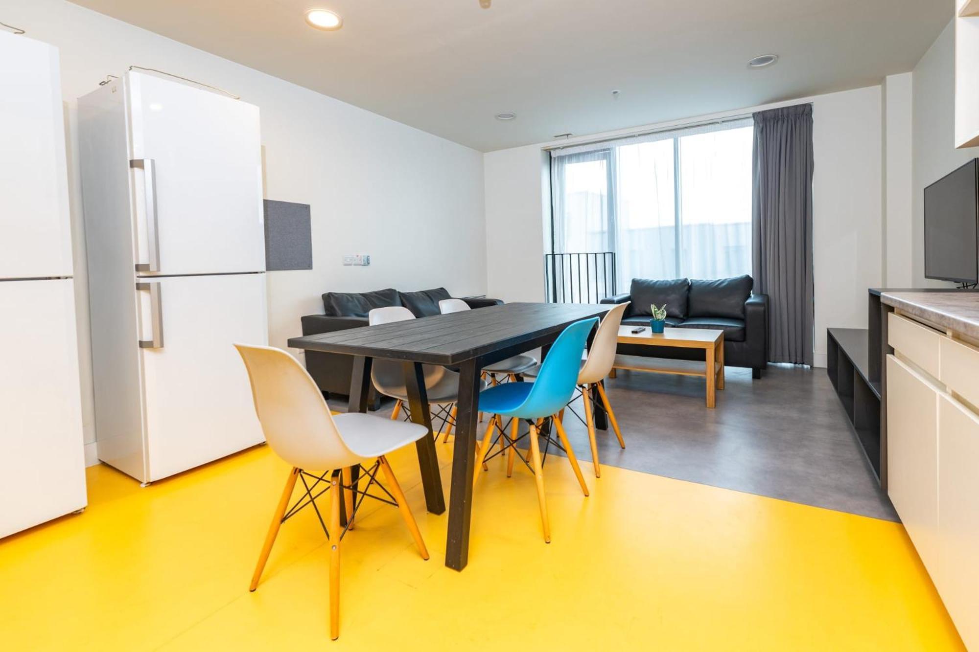 Stylish 3 Bedroom And Private Bedrooms At Dorset Point In Centre *