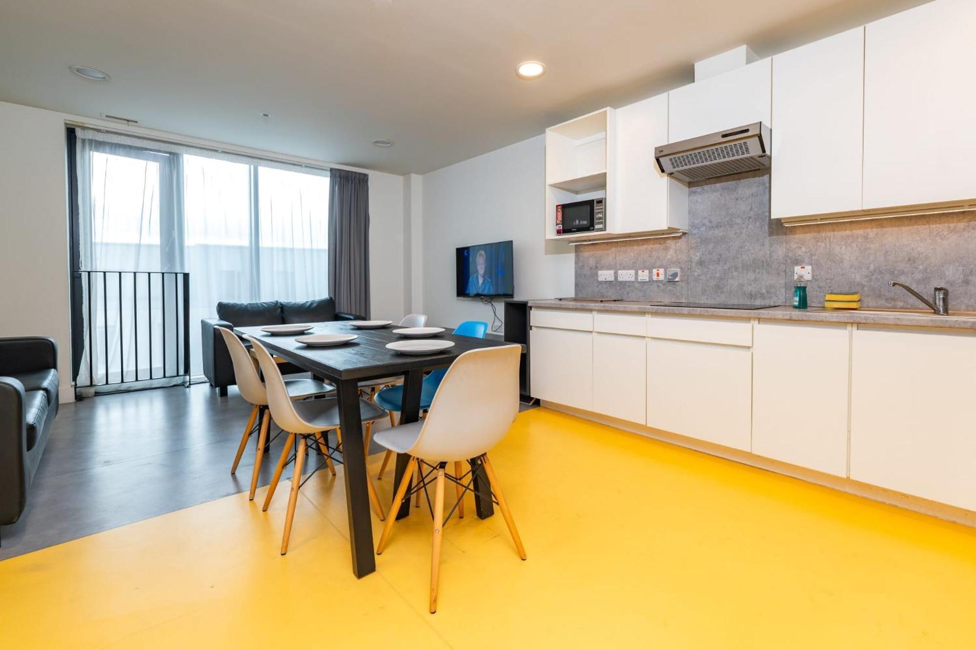 Stylish 3 Bedroom And Private Bedrooms At Dorset Point In Centre Apartment