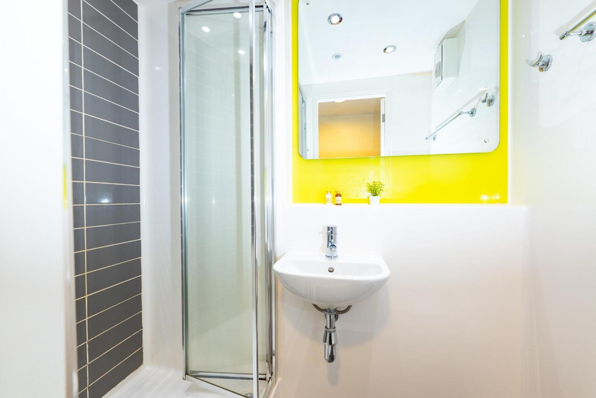Stylish 3 Bedroom And Private Bedrooms At Dorset Point In Centre Apartment *