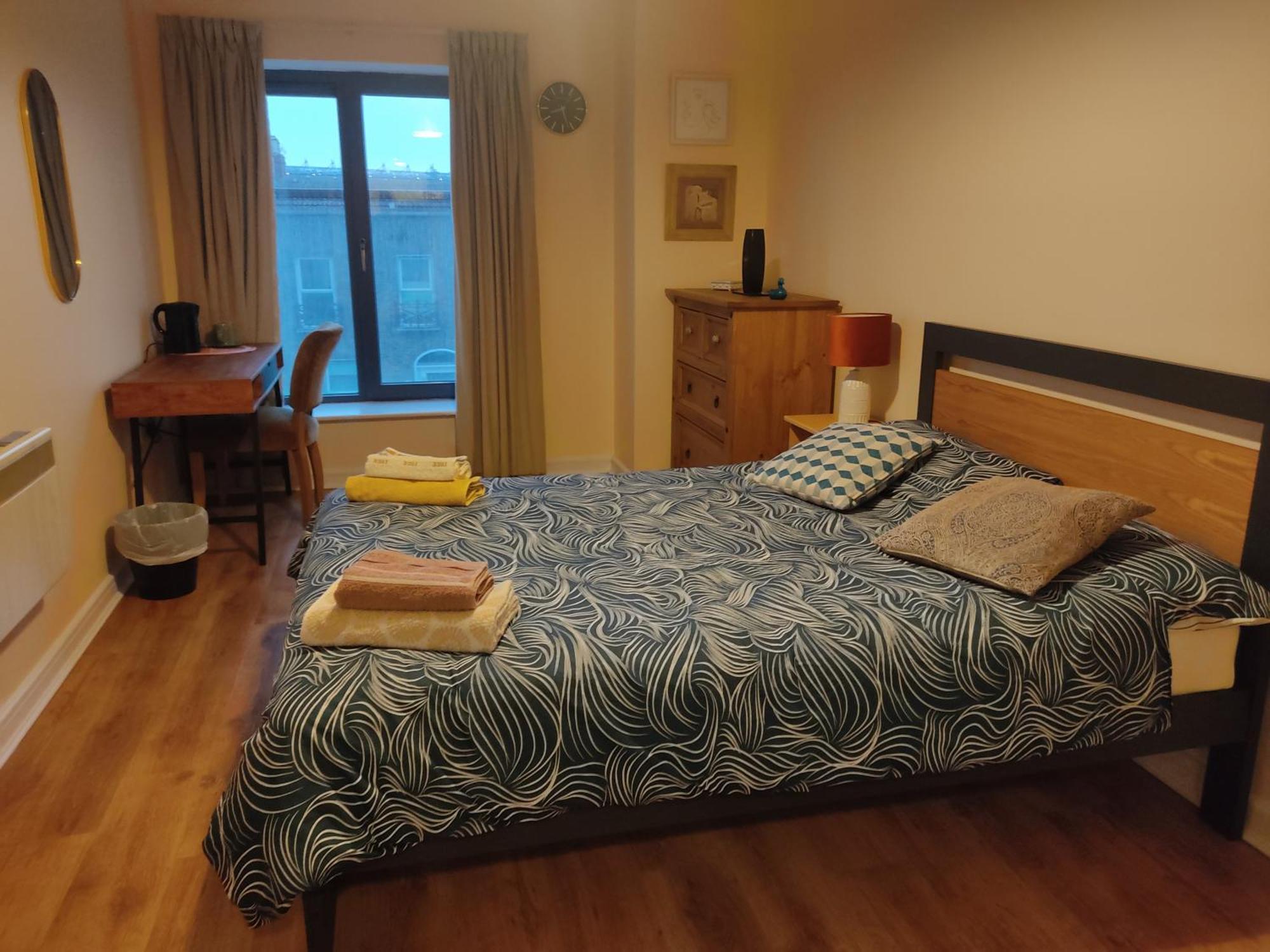 Privatunterkunft Swallows Nest - Spacious Bright Double Bedroom With Ensuite Bathroom *