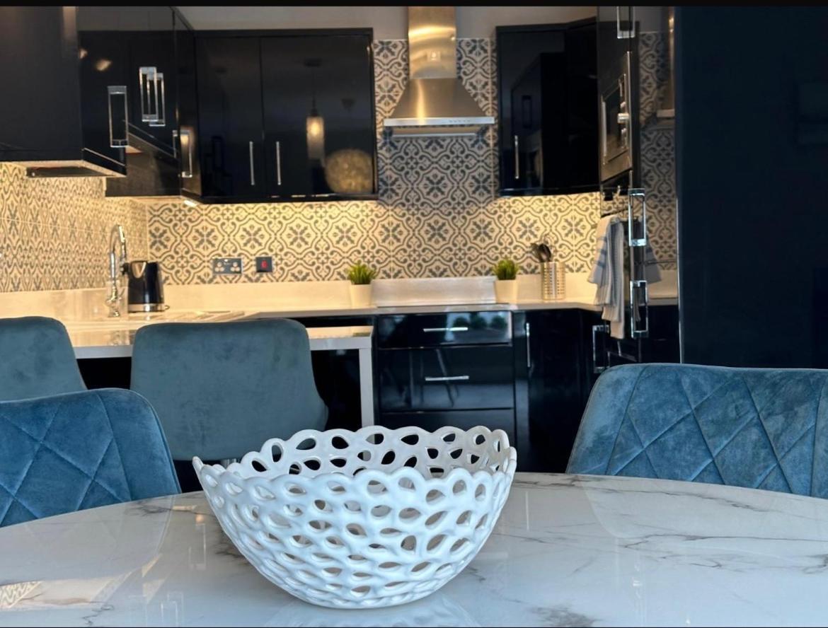 Airport Large Superior Serviced - Sleeps 6 Apartment