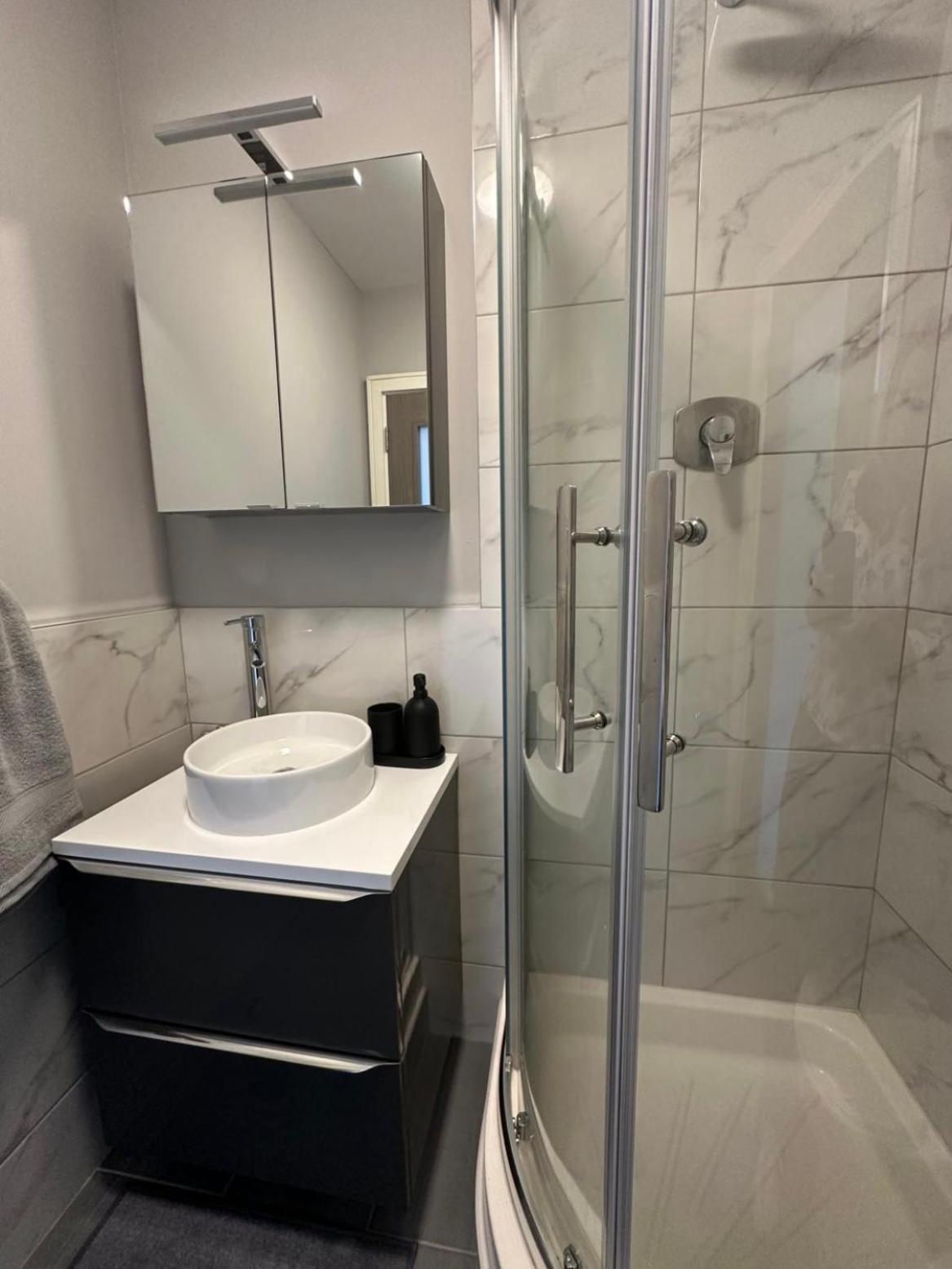 Apartment Airport Large Superior Serviced - Sleeps 6 Dublin
