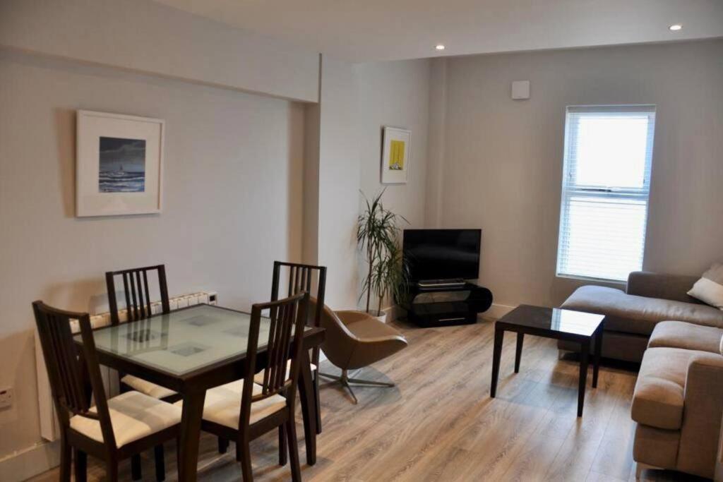 Holiday home Luxury Large Stylish 2 Bed Apt, Sandymount Village Dublin