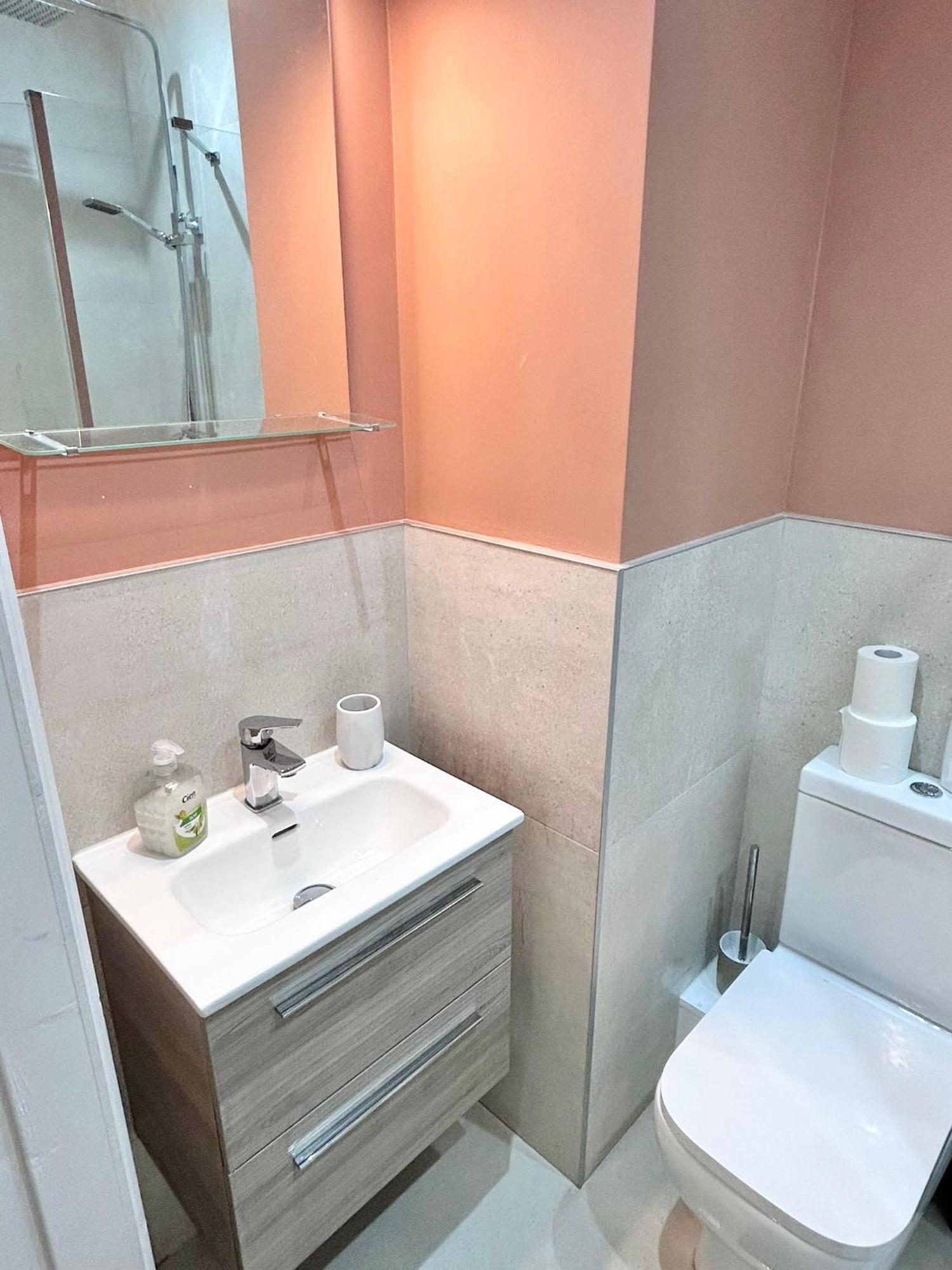 2 Bed In Centre Apartment *