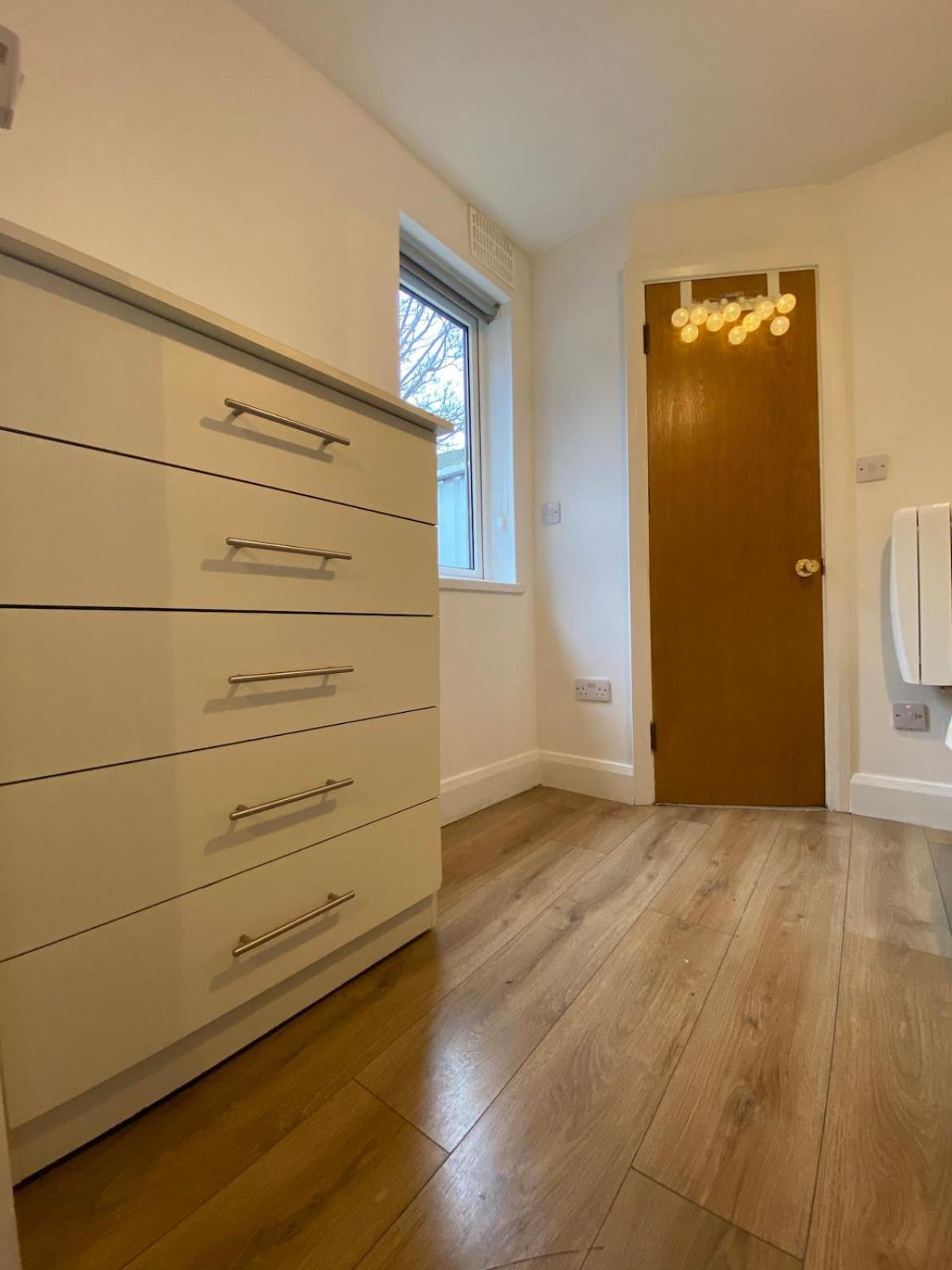 Promo Modern 1-bedroom Flat Near Crokepark And Citycentre *