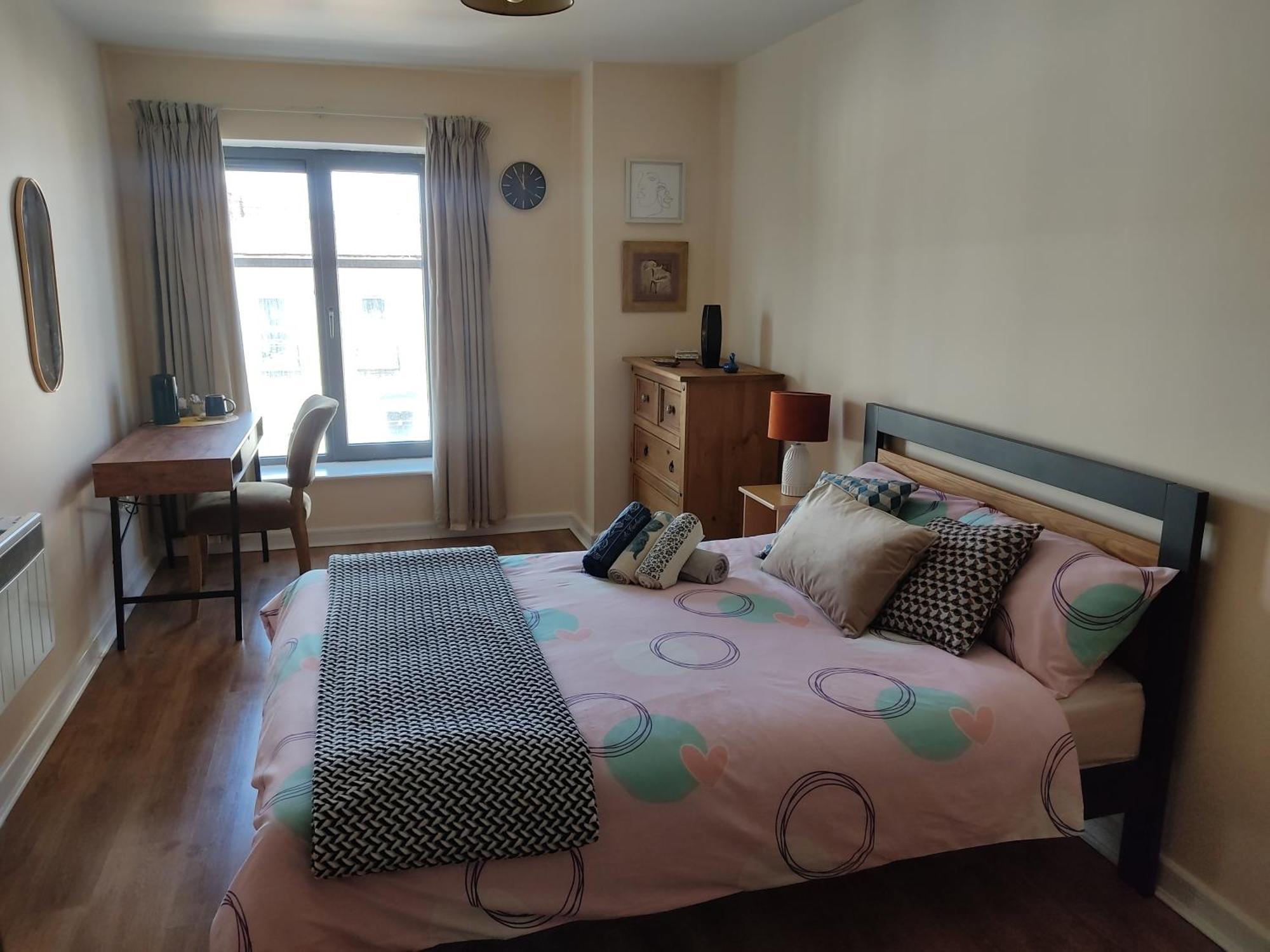 Privatunterkunft Swallows Nest - Spacious Bright Double Bedroom With Ensuite Bathroom *