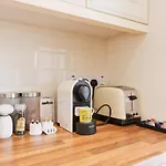 Charming Riverside Apartment - Minutes From City