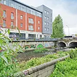 Charming Riverside Apartment - Minutes From City