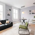 Dame Street - Irish Stay Group