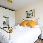 Beautiful 2-Bedroom Maisonette