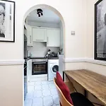 Beautiful 2-Bedroom Maisonette