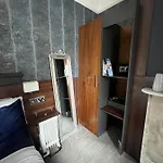Upstairs Studio - Private Kitchenette And Small En-Suite