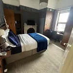 Upstairs Studio - Private Kitchenette And Small En-Suite