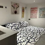 Cosy Open Plan Cabin In Dublin 11 Suit 2 Persons