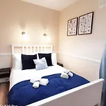 New Spacious & Central 3Bedroom Apartment Tv& Wifi
